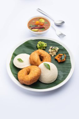 Sambar Prsambhar 'lı idli Vada Medu wada pirinç keki de denir.