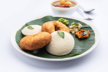 Sambar Prsambhar 'lı idli Vada Medu wada pirinç keki de denir.