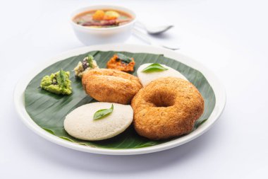 Sambar Prsambhar 'lı idli Vada Medu wada pirinç keki de denir.