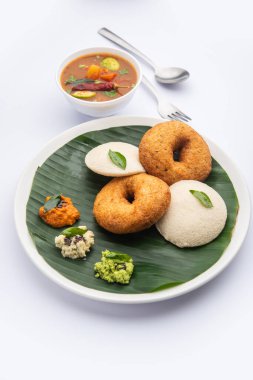 Sambar Prsambhar 'lı idli Vada Medu wada pirinç keki de denir.