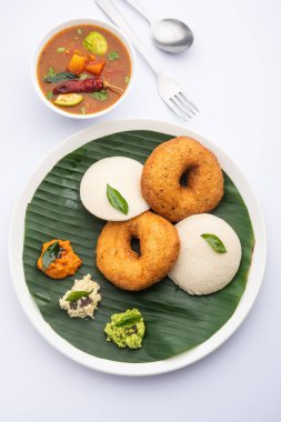 Sambar Prsambhar 'lı idli Vada Medu wada pirinç keki de denir.