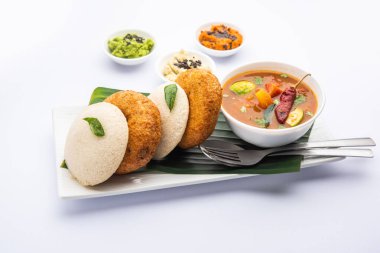 Sambar Prsambhar 'lı idli Vada Medu wada pirinç keki de denir.