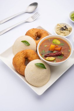 Sambar Prsambhar 'lı idli Vada Medu wada pirinç keki de denir.
