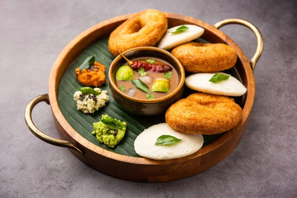 Sambar Prsambhar 'lı idli Vada Medu wada pirinç keki de denir.