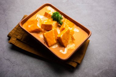 Paneer Butter Masala veya Cheese Cottage Curry, paneer, baharatlar, soğanlar, domatesler, kaju ve tereyağlı zengin bir köri türüdür.