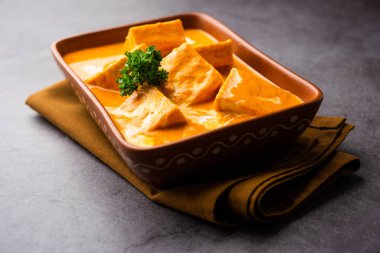 Paneer Butter Masala veya Cheese Cottage Curry, paneer, baharatlar, soğanlar, domatesler, kaju ve tereyağlı zengin bir köri türüdür.
