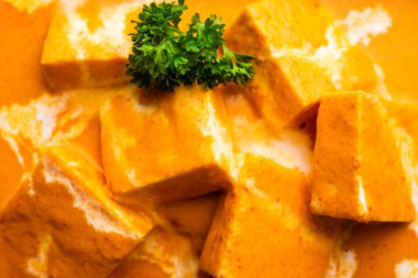 Paneer Butter Masala veya Cheese Cottage Curry, paneer, baharatlar, soğanlar, domatesler, kaju ve tereyağlı zengin bir köri türüdür.