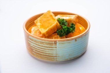 Paneer Butter Masala veya Cheese Cottage Curry, paneer, baharatlar, soğanlar, domatesler, kaju ve tereyağlı zengin bir köri türüdür.