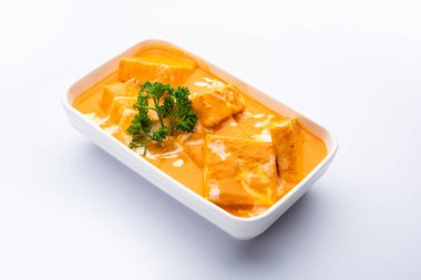 Paneer Butter Masala veya Cheese Cottage Curry, paneer, baharatlar, soğanlar, domatesler, kaju ve tereyağlı zengin bir köri türüdür.