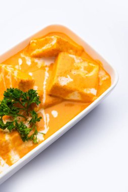 Paneer Butter Masala veya Cheese Cottage Curry, paneer, baharatlar, soğanlar, domatesler, kaju ve tereyağlı zengin bir köri türüdür.