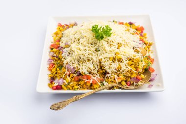 Cheesy Bhel veya Cheese Bhelpuri, Hindistan 'da popüler bir yol kenarı atıştırmalığıdır.