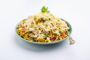 Cheesy Bhel veya Cheese Bhelpuri, Hindistan 'da popüler bir yol kenarı atıştırmalığıdır.