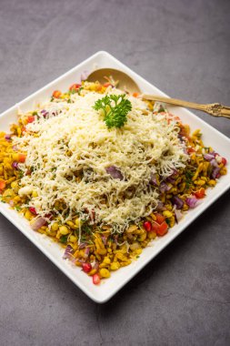 Cheesy Bhel veya Cheese Bhelpuri, Hindistan 'da popüler bir yol kenarı atıştırmalığıdır.