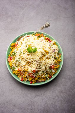 Cheesy Bhel veya Cheese Bhelpuri, Hindistan 'da popüler bir yol kenarı atıştırmalığıdır.