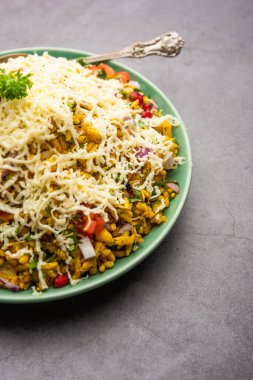 Cheesy Bhel veya Cheese Bhelpuri, Hindistan 'da popüler bir yol kenarı atıştırmalığıdır.