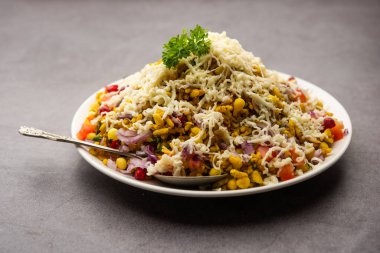 Cheesy Bhel veya Cheese Bhelpuri, Hindistan 'da popüler bir yol kenarı atıştırmalığıdır.