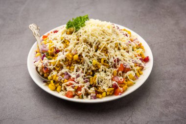 Cheesy Bhel veya Cheese Bhelpuri, Hindistan 'da popüler bir yol kenarı atıştırmalığıdır.