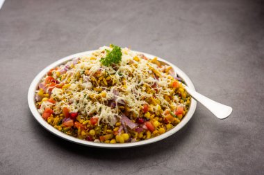 Cheesy Bhel veya Cheese Bhelpuri, Hindistan 'da popüler bir yol kenarı atıştırmalığıdır.