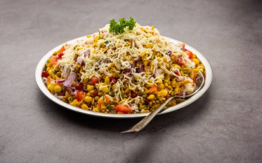 Cheesy Bhel veya Cheese Bhelpuri, Hindistan 'da popüler bir yol kenarı atıştırmalığıdır.