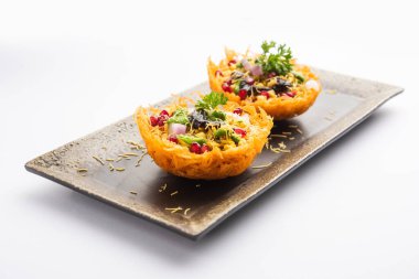 Aloo Tokri Chaat ya da Patates Sepeti doldurulmuş sohbet ya da Katori sohbeti