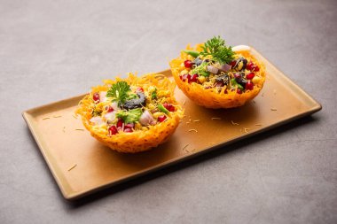 Aloo Tokri Chaat ya da Patates Sepeti doldurulmuş sohbet ya da Katori sohbeti