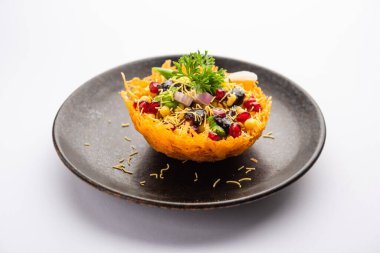 Aloo Tokri Chaat ya da Patates Sepeti doldurulmuş sohbet ya da Katori sohbeti