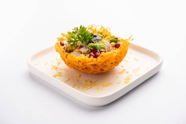 Aloo Tokri Chaat ya da Patates Sepeti doldurulmuş sohbet ya da Katori sohbeti