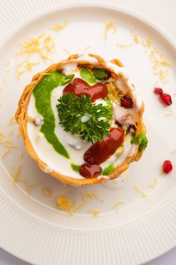 Aloo Tokri Chaat ya da Patates Sepeti doldurulmuş sohbet ya da Katori sohbeti