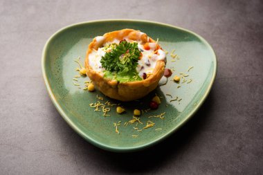 Aloo Tokri Chaat ya da Patates Sepeti doldurulmuş sohbet ya da Katori sohbeti