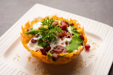 Aloo Tokri Chaat ya da Patates Sepeti doldurulmuş sohbet ya da Katori sohbeti
