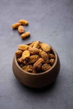 Kurutulmuş hurma veya sukha hajur veya khajoor bir kasede servis edilir, seçici bir odak noktası.
