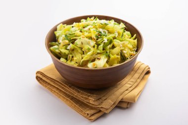 Lahana hindistan cevizi sabzi ya da zerdeçal tozlu sebze patta gobi ki sabji olarak da bilinir, popüler Hint yemeklerini karıştırır.