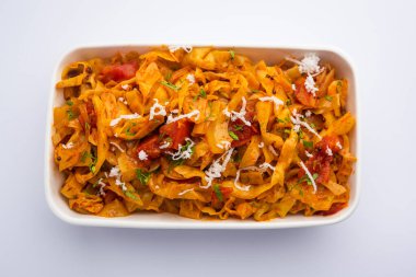 Lahana hindistan cevizi sabzi ya da zerdeçal tozlu sebze patta gobi ki sabji olarak da bilinir, popüler Hint yemeklerini karıştırır.