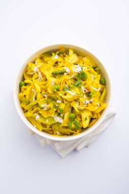 Lahana hindistan cevizi sabzi ya da zerdeçal tozlu sebze patta gobi ki sabji olarak da bilinir, popüler Hint yemeklerini karıştırır.