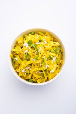 Lahana hindistan cevizi sabzi ya da zerdeçal tozlu sebze patta gobi ki sabji olarak da bilinir, popüler Hint yemeklerini karıştırır.