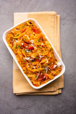 Lahana hindistan cevizi sabzi ya da zerdeçal tozlu sebze patta gobi ki sabji olarak da bilinir, popüler Hint yemeklerini karıştırır.