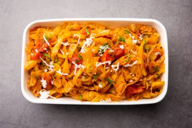 Lahana hindistan cevizi sabzi ya da zerdeçal tozlu sebze patta gobi ki sabji olarak da bilinir, popüler Hint yemeklerini karıştırır.