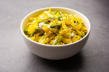 Lahana hindistan cevizi sabzi ya da zerdeçal tozlu sebze patta gobi ki sabji olarak da bilinir, popüler Hint yemeklerini karıştırır.