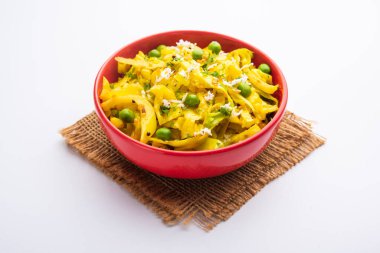 Lahana hindistan cevizi sabzi ya da zerdeçal tozlu sebze patta gobi ki sabji olarak da bilinir, popüler Hint yemeklerini karıştırır.