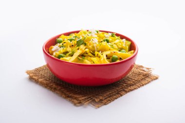 Lahana hindistan cevizi sabzi ya da zerdeçal tozlu sebze patta gobi ki sabji olarak da bilinir, popüler Hint yemeklerini karıştırır.