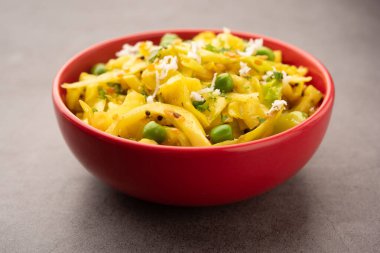 Lahana hindistan cevizi sabzi ya da zerdeçal tozlu sebze patta gobi ki sabji olarak da bilinir, popüler Hint yemeklerini karıştırır.