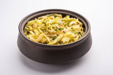 Lahana hindistan cevizi sabzi ya da zerdeçal tozlu sebze patta gobi ki sabji olarak da bilinir, popüler Hint yemeklerini karıştırır.