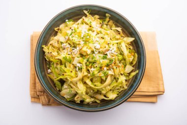 Lahana hindistan cevizi sabzi ya da zerdeçal tozlu sebze patta gobi ki sabji olarak da bilinir, popüler Hint yemeklerini karıştırır.