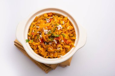 Lahana hindistan cevizi sabzi ya da zerdeçal tozlu sebze patta gobi ki sabji olarak da bilinir, popüler Hint yemeklerini karıştırır.