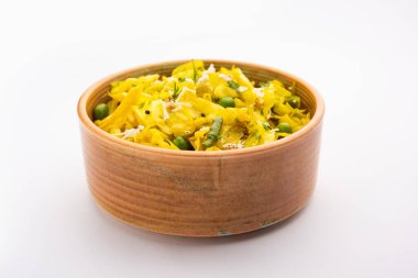 Lahana hindistan cevizi sabzi ya da zerdeçal tozlu sebze patta gobi ki sabji olarak da bilinir, popüler Hint yemeklerini karıştırır.