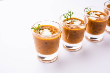 Dal Makhani veya dal Makhni Shots with Naan böbrek fasülyesi, tereyağı ve krema ve sarımsaklı naan veya Hint ekmeği veya roti ile servis edilir.