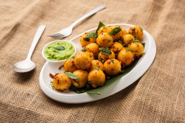 Yumuşak ve süngerimsi Idli topları mı yoksa yeşil ve kırmızı turşulu Goli topları mı?