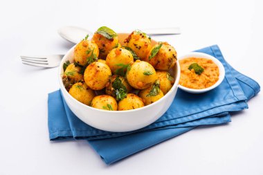 Yumuşak ve süngerimsi Idli topları mı yoksa yeşil ve kırmızı turşulu Goli topları mı?