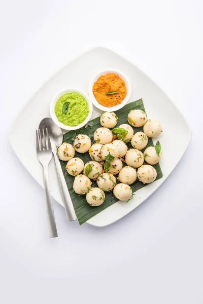 Balles Idli Tendres Spongieuses Goli Idly Avec Chutney Vert Rouge — Photo