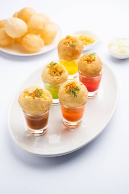 Panipuri shot 'ı ya da Golgappa shot' ı, farklı aromalı su kadehleri doldurulmuş püreyle servis edilir, Hint aperatifi.